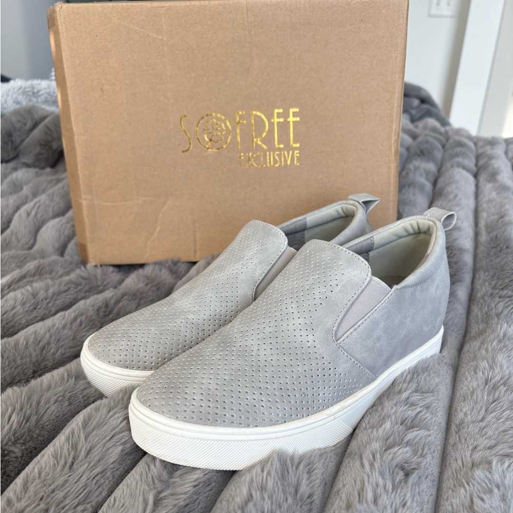 Cute light grey shoes